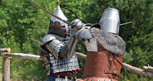 他们穿着中世纪盔甲，上演了一场真人“骑砍”般的格斗锦标赛