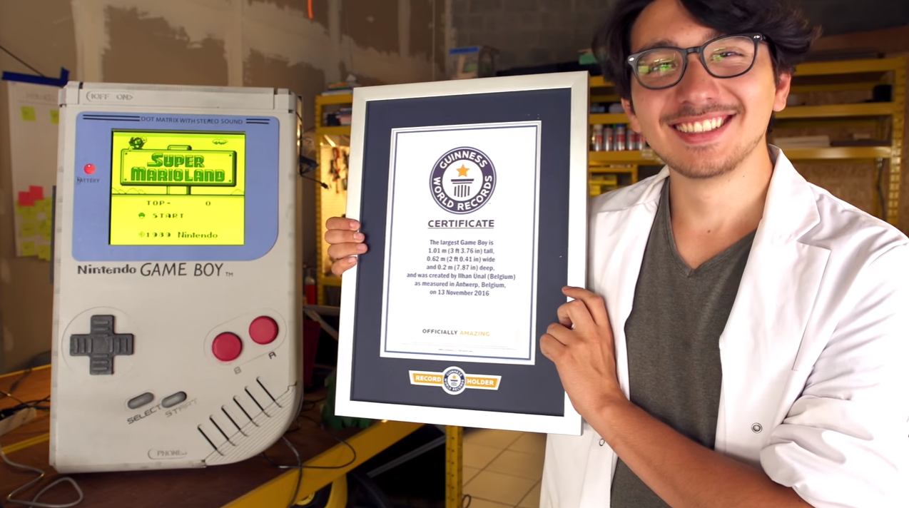 这位21岁的比利时学生，制作出了世界上最大的Game Boy