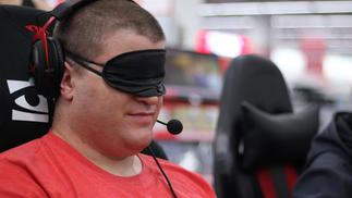 听声辨位的奇迹：这里有一位盲人《街霸5》职业选手