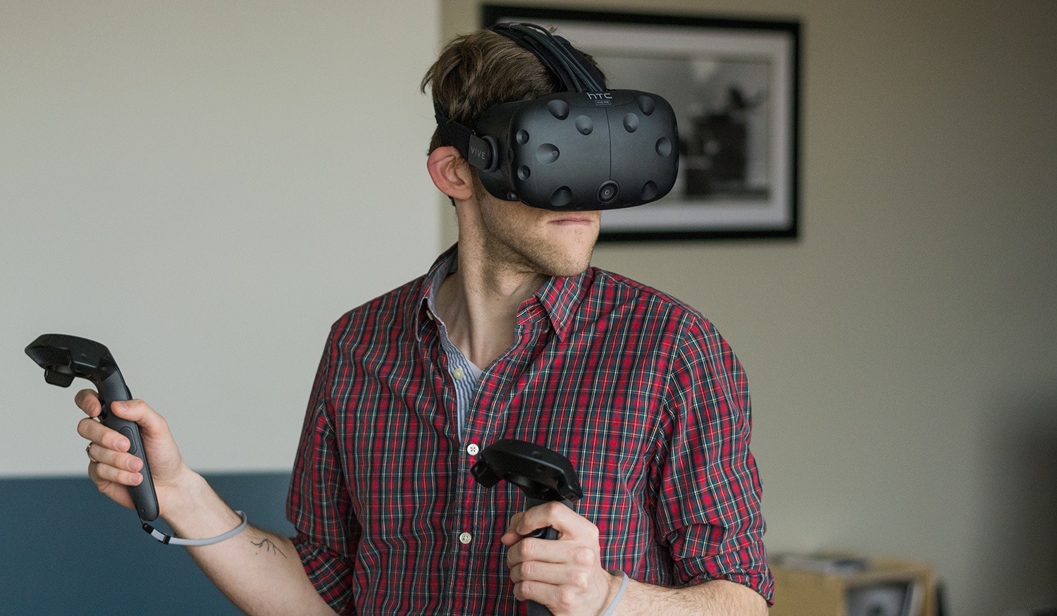 俄罗斯男子因游玩VR设备时摔倒，不幸身亡
