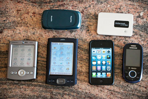 谭强使用过的便携设备。第一行（由左至右）：蓝牙GPS、Mifi。第二行（由左至右）：Palm TT、Palm TX、iPod Touch、手机