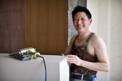 老杨今年50岁，来自苏北农村，是一位木匠。对他来说，手机的功能很简单，就是用来打电话