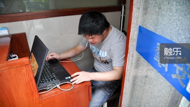 平时只要有空，张海彬就会戴上耳机，坐在电脑前，与其他盲人交流，将他们的意见转告给开发者