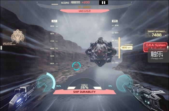 面对巨大的Boss，玩家可以点击屏幕右侧的加速键快速逃跑，这几乎是玩家唯一能对战机飞行所做的操作了