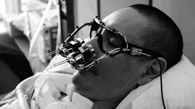 2009年，詹姆斯·鲍德里等人为他们的朋友托尼制作了这台“EyeWriter”眼控仪，造价仅50美元