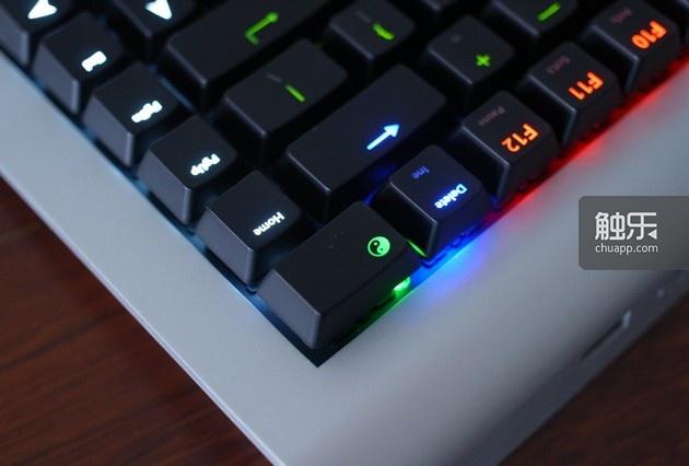 如果将这个键盘连接在传统PC主机上时，按键盘右上角的太极图形的按键，可以一键切换PC系统和键盘中内置的轻PC系统