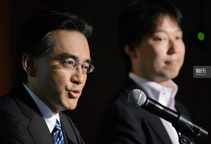 任天堂岩田聪在发言，小弟DeNA的CEO Isao Moriyasu在身旁认真地听着