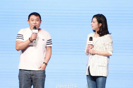 刘亮与赵薇在《龙枪觉醒》发布会上问赵薇：“你玩游戏吗？”