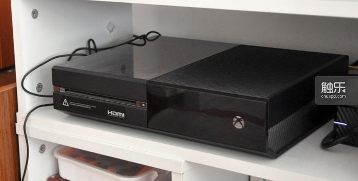 这台国行首发限定版Xbox One是小马家里最贵的电器，4299元，相当于他两个月的房租