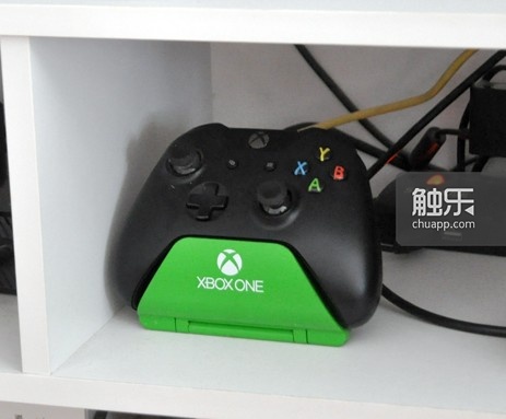 印着“China Day One”字样的Xbox One国行版手柄，拆箱后一直搁在架子上，从未用过