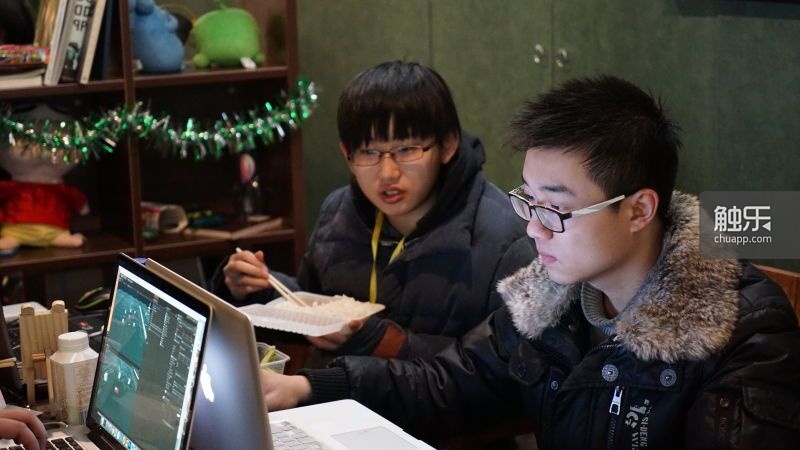 今年年初，参加GameJam北京站活动的砍砍（左）。摄/付云