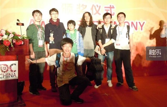 2012年，砍砍（后排左三）在上海参加独立游戏节。人群中间，她年龄最小，个子也最矮