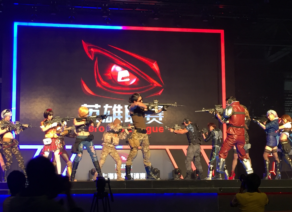 由Cosplay團體串場的舞臺表演