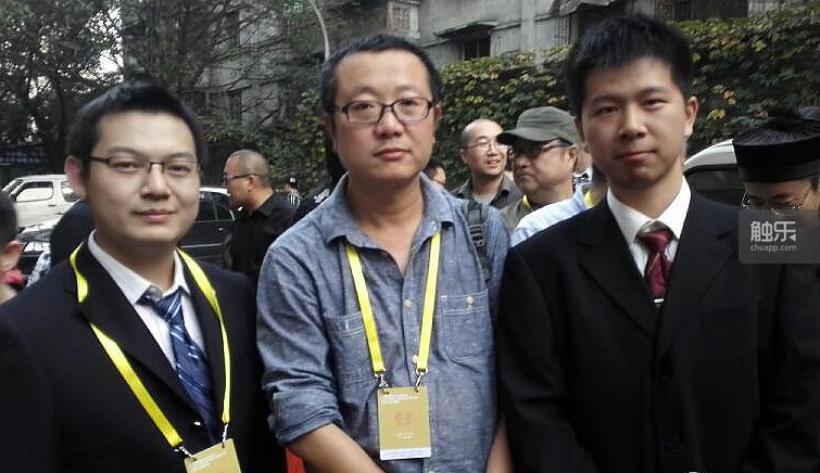 第六届华语科幻星云奖颁奖仪式上，制作组的两名成员与刘慈欣的合影