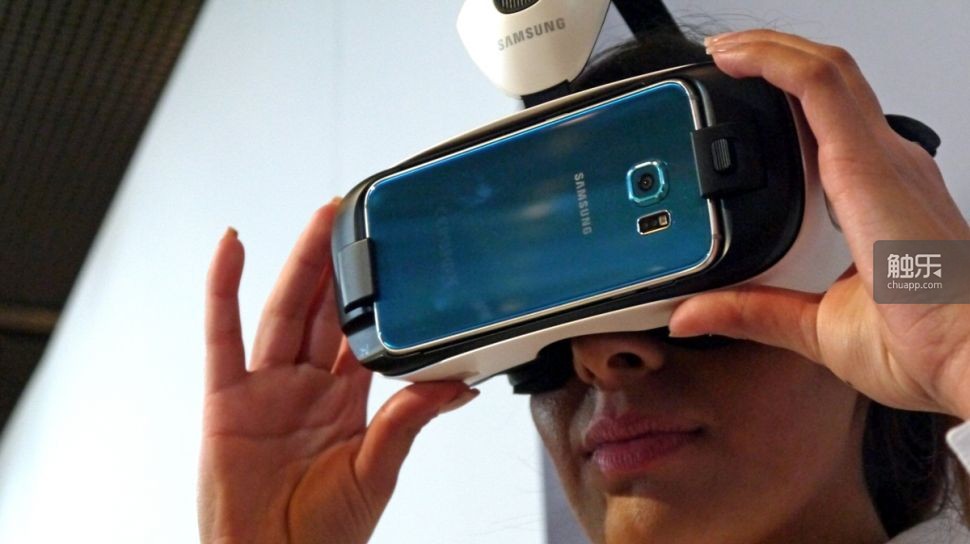 Gear VR需要配备一台三星手机来进行使用