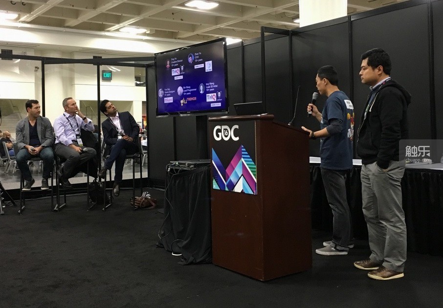 叶丁和叶展在GDC官方主办的游戏推介会上介绍自己的产品