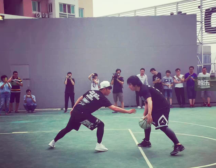 陈赫在英雄互娱篮球场和同事们打球，左一：陈赫，右一：吴旦