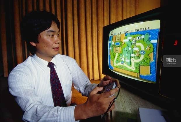 宫本茂在使用任天堂SNES游戏机玩《超级马里奥世界》