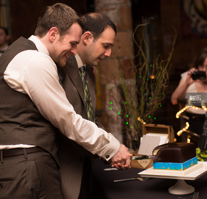 拉扎维在和他的丈夫切结婚蛋糕