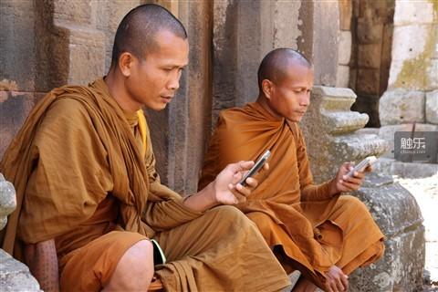 Thai-monks-with-mobile-phones