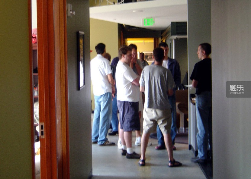 2004年，Valve的团队正在高效地走廊会议。真想问一句，你们现在还有3A大作开发能力么？