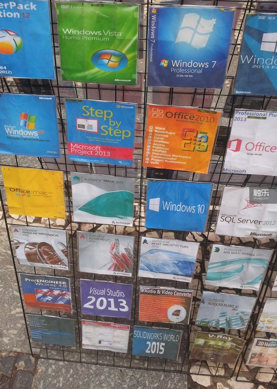 圣保罗街头某商店展示了一些很可能未经授权的软件开发工具